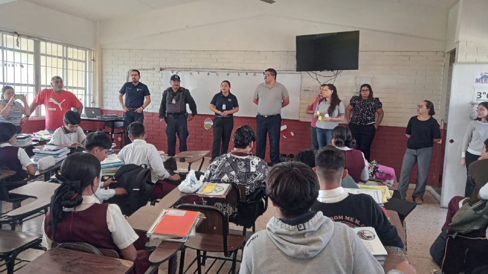 Padres de familia y maestros participaron con las autoridades en el operativo de revisión entre los estudiantes.