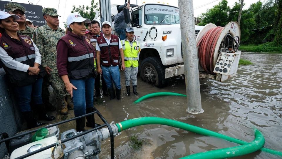 La gobernadora Mara Lezama supervisó zonas críticas como la calle 4 de Marzo en Chetumal y diversas colonias en Mahahual.