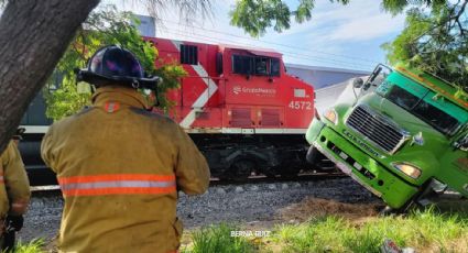 Tráiler es impactado por tren al intentar ganarle el paso en Guadalupe