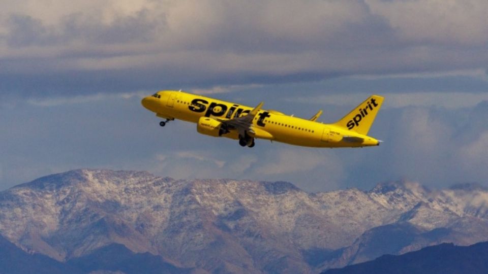 Foto de Archivo: Un avión comercial de Spirit Airlines vuela tras despegar del Aeropuerto Internacional de Las Vegas, Nevada, Estados Unidos. 8 de febrero de 2024.