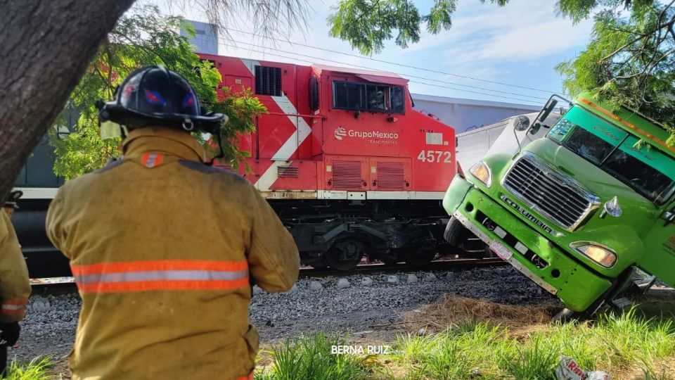 Tráiler es impactado por tren al intentar ganarle el paso en Guadalupe