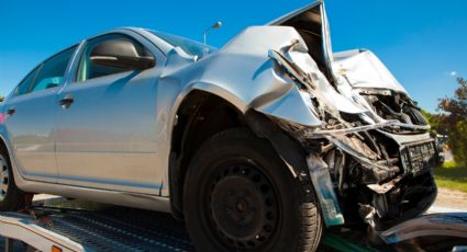 Tráiler impacta automóvil en Escobedo dejando daños materiales: Conductor huye del lugar