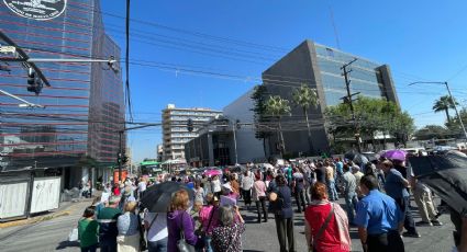 Protestan maestros jubilados y bloquean avenida en Monterrey