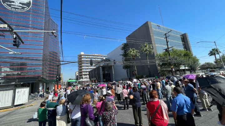 Protestan maestros jubilados y bloquean avenida en Monterrey