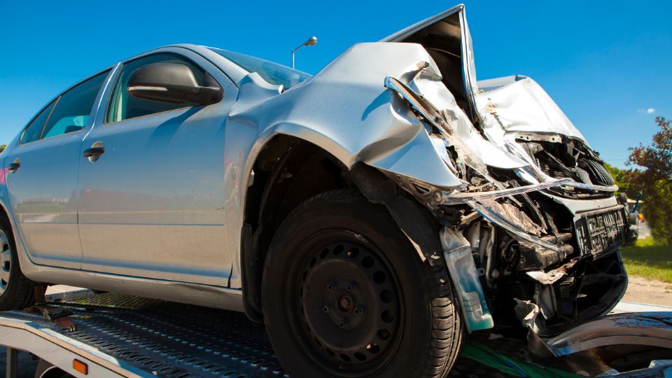 Tráiler impacta automóvil en Escobedo dejando daños materiales: Conductor huye del lugar