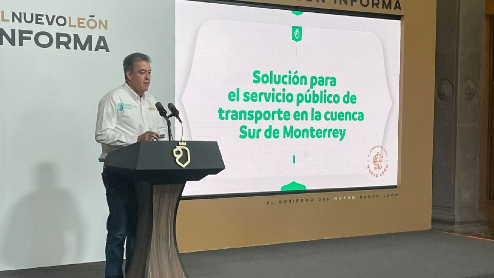 El secretario de Movilidad, Hernán Villareal, junto al director de Metrorrey, Abraham Vargas, anunciaron la cancelación de la Línea 5 del Metro en favor de una nueva ruta de transmetro para la zona sur de Monterrey.