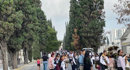 Familias honran a sus seres queridos en Panteón Dolores en Monterrey