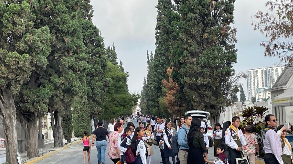 Familias congregadas en el Panteón Dolores, en el centro de Monterrey.