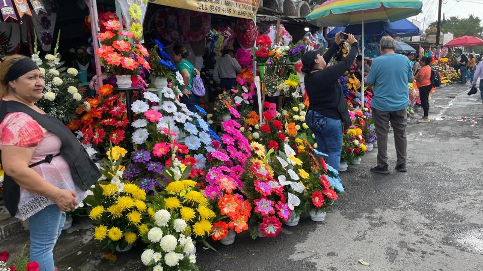 Vendedores ubicados a las afueras del Panteón de Dolores en Monterrey.