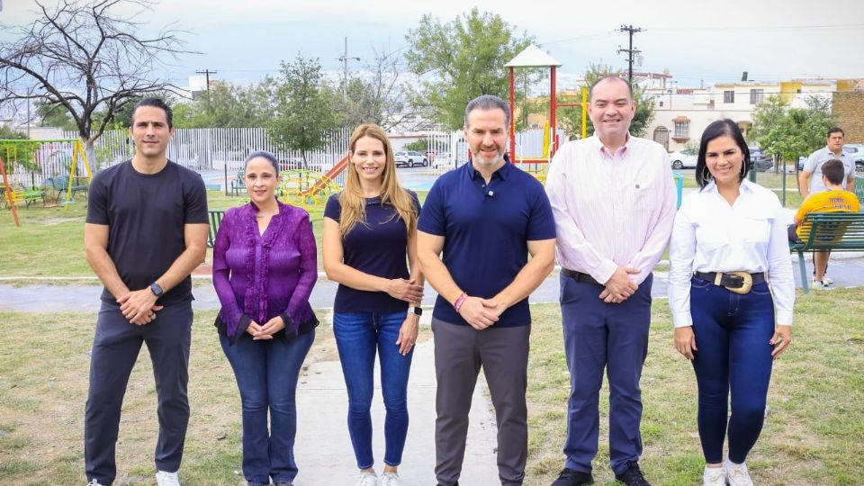 Adrián de la Garza junto a su esposa, presidenta del DIF Monterrey; y funcionarios municipales.