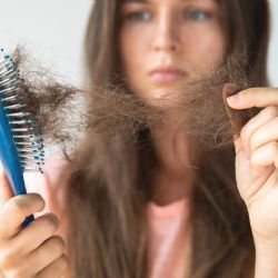 ¿Tu cabello se cae más de lo normal? Descubre las vitaminas que podrían estar faltando