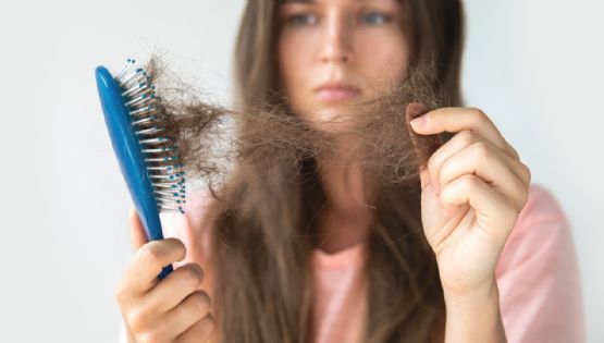 ¿Tu cabello se cae más de lo normal? Descubre las vitaminas que podrían estar faltando