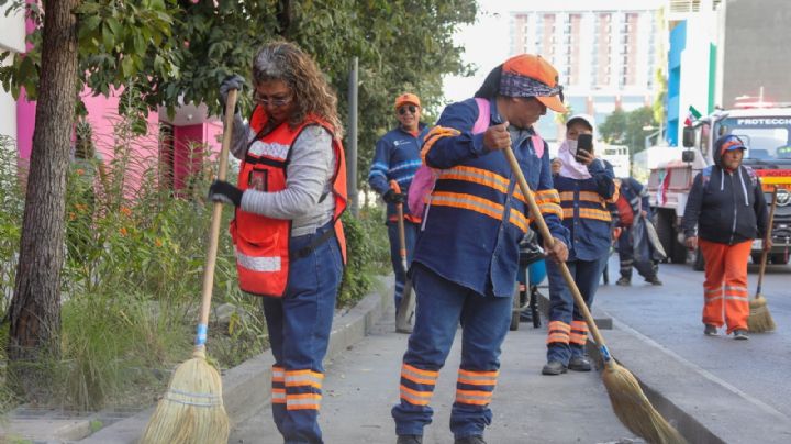 Desfile por la Revolución Mexicana deja dos toneladas de basura en el centro de Monterrey