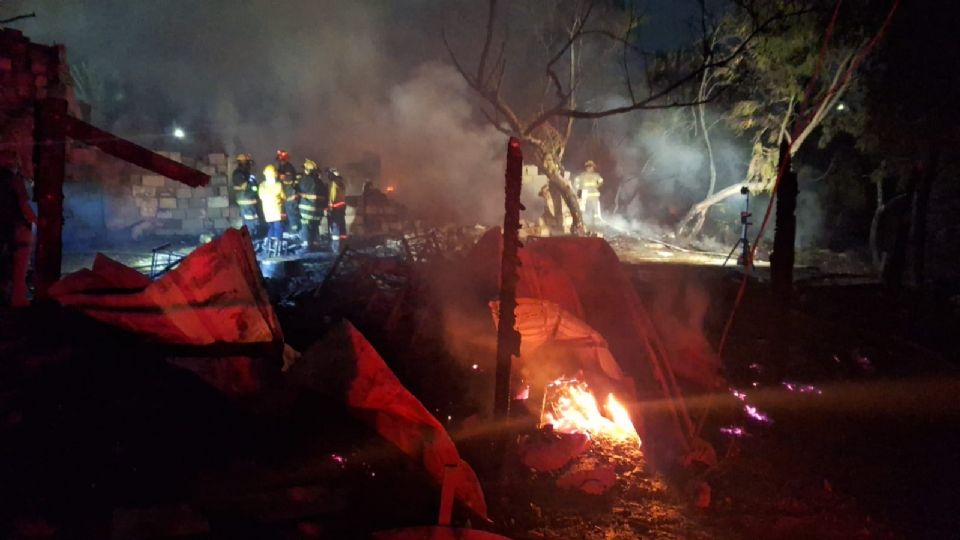 Elementos de Bomberos y Protección Civil Nuevo León realizaron las maniobras para controlar y sofocar el incendio en el predio habitacional.