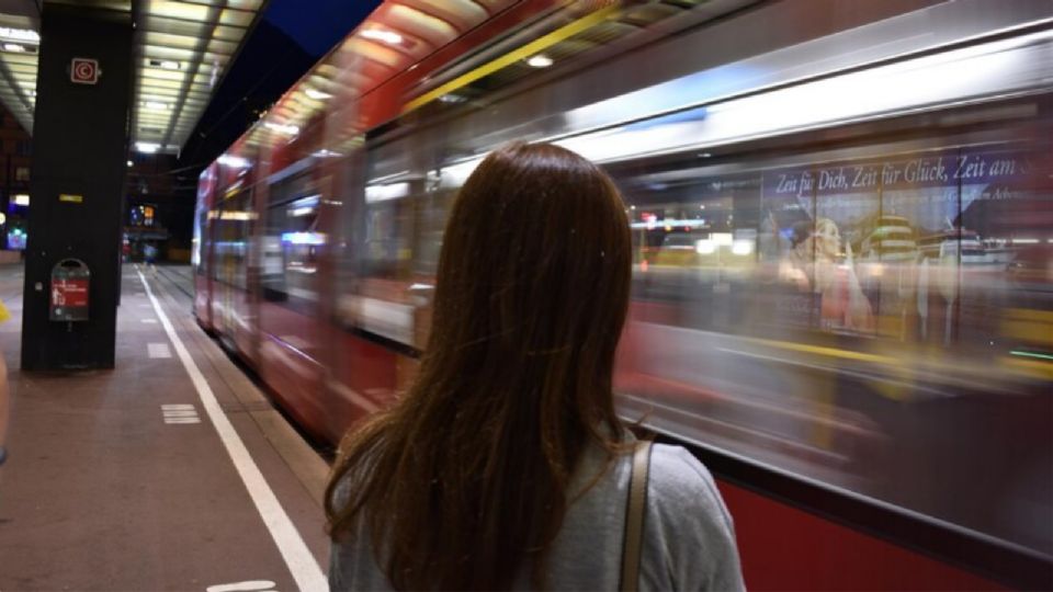 Los delincuentes usan nuevos métodos para robar a los usuarios, sobre todo a mujeres jóvenes que viajan solas en el Metro de la CDMX.