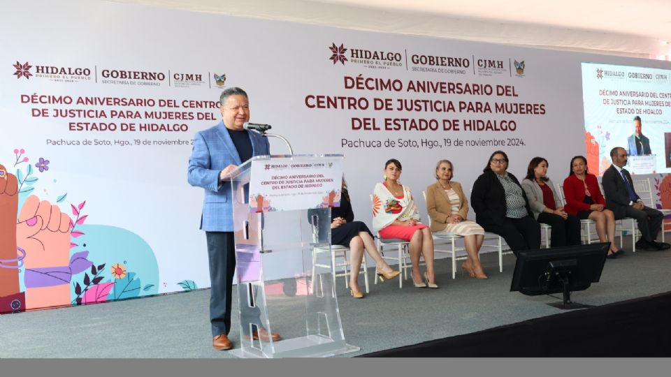 Julio Menchaca Salazar, gobernador de Hidalgo en la ceremonia del décimo aniversario del Centro de Justicia para Mujeres de la entidad.