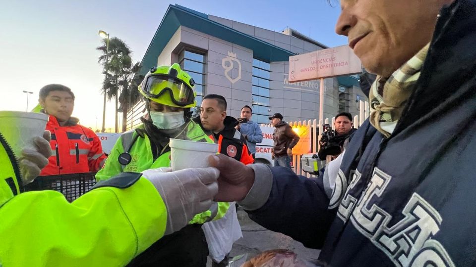 Los rescatistas recorrieron diversos puntos de la ciudad para proporcionar bebidas calientes, pan y cobijas a quienes se encontraban afuera de los hospitales.