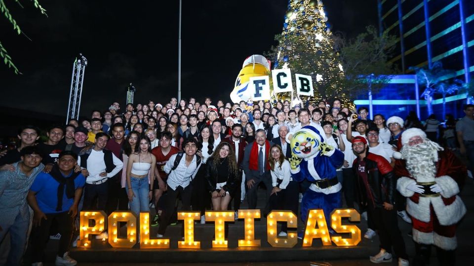 Encendido del pino de navidad en la UANL.