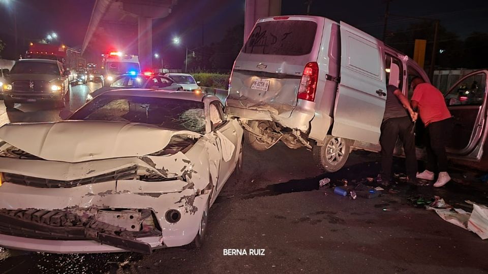 Un Chevrolet Tornado quedó sobre un automóvil camaro blanco.