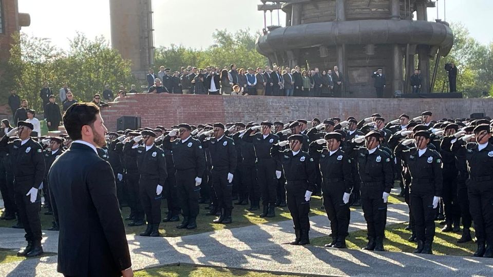 La ceremonia de graduación se realizó en presencia del gobernador del Estado, Samuel García Sepúlveda.