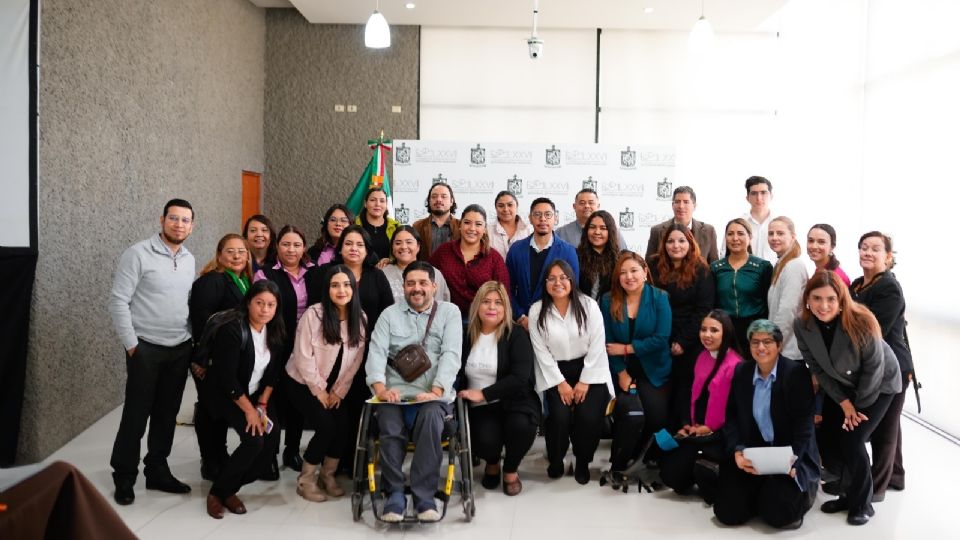 Diputada Marisol González Elías junto a expertos y representantes de organizaciones civiles.