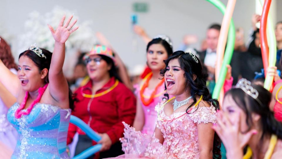 Cada una de las festejadas recibió de forma gratuita un vestido, arreglo personal, una sesión fotográfica y un pastel.