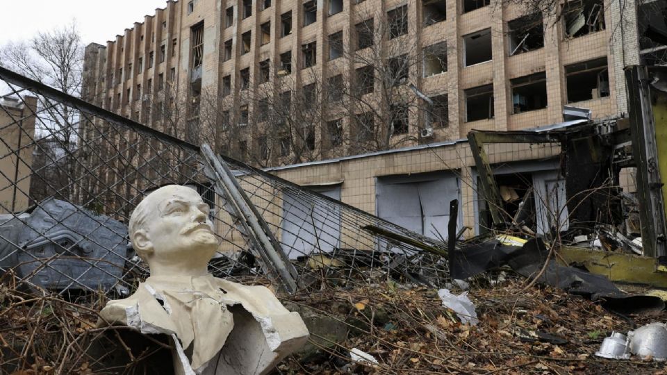 Un busto dañado del ex fundador de la Unión Soviética Vladimir Lenin entre los escombros en el lugar de un ataque con misiles que alcanzó el centro de Kharkiv, al noreste de Ucrania.