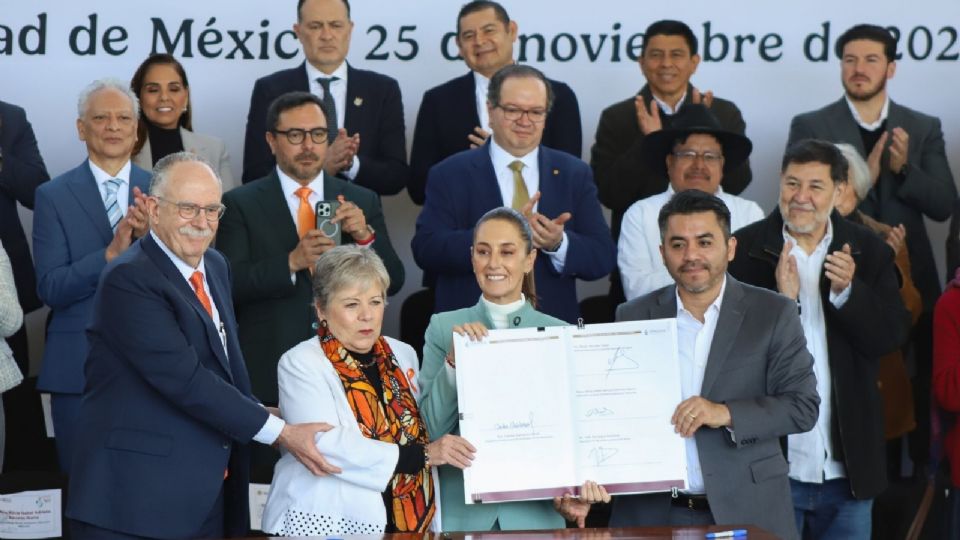 Claudia Sheinbaum firma Acuerdo Nacional por el Derecho Humano al Agua.