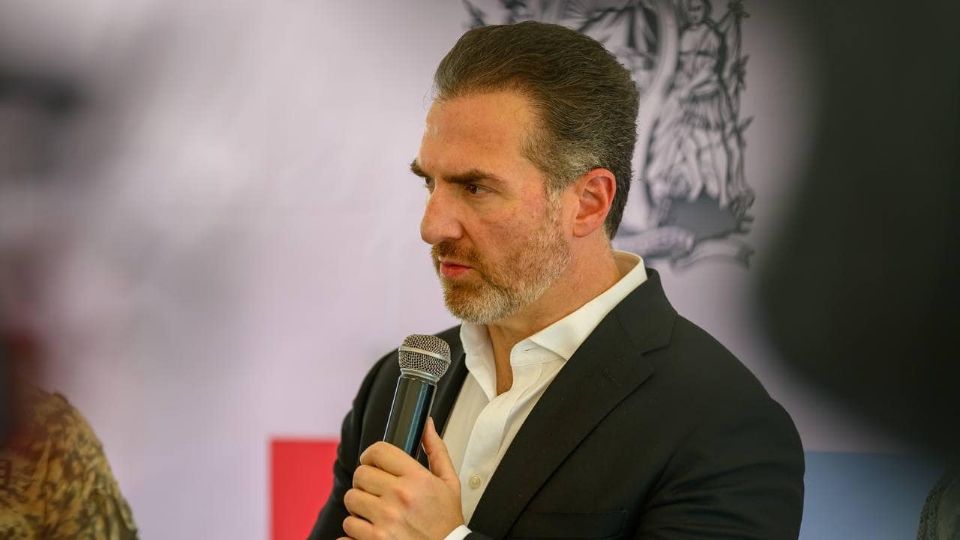 Adrián de la Garza Santos, alcalde de Monterrey, se prepara para reunirse con la presidenta Claudia Sheinbaum para discutir proyectos federales y temas cruciales para los municipios, como la seguridad y el apoyo económico.