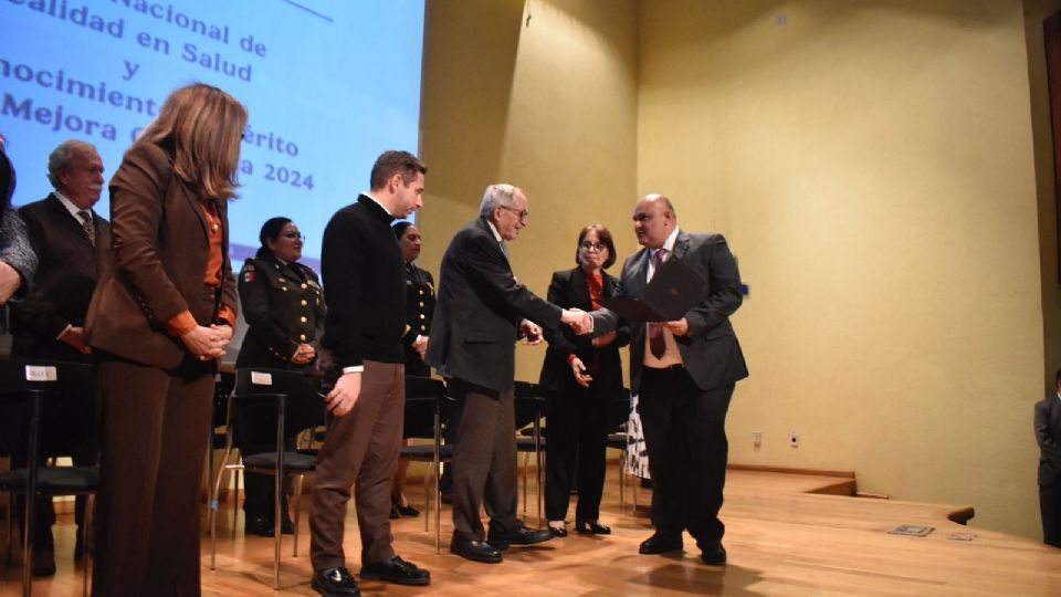 Titular del IMSS en NL, Tonatihu Ortiz Castillo, recibiendo el Premio Nacional de Calidad en Salud 2024.