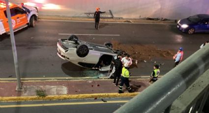 Auto cae desde puente en Monterrey: Conductor sobrevive para contarlo