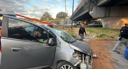 Vehículo cae de puente Constituyentes de Nuevo León hacia Constitución en Monterrey