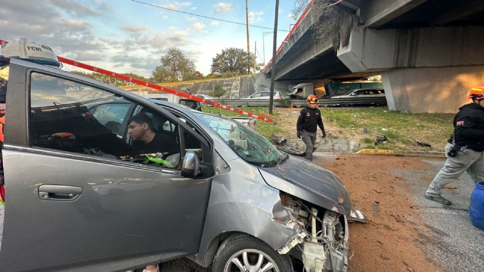 El conductor del auto Chevrolet Beat fue identificado como José Alejandro Ortiz López, quien fue trasladado a un hospital para su atención médica.