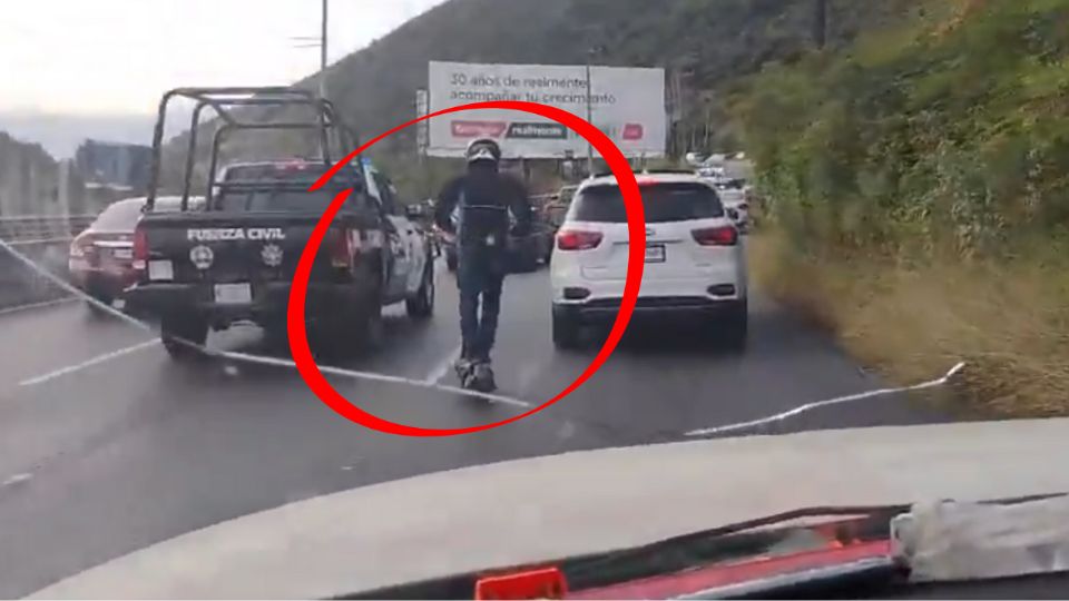 Joven circula en patín eléctrico sobre boulevard Rogelio Cantú en Monterrey