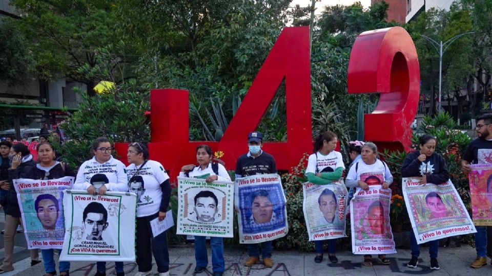 Contingentes en apoyo a los 43 Normalistas Desaparecidos marcharán como lo hacen cada mes, desde hace 10 años , por carriles centrales del Paseo de la Reforma.