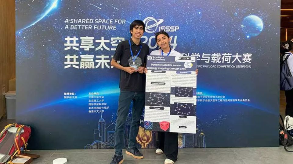 Rigel de Jesús, estudiante de Ingeniería en Electrónica, y Sofía Cavazos, de Ingeniería en Mecatrónica, ambos del campus Monterrey, representaron a Space Makers en la competencia.