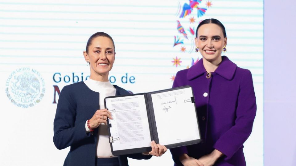 Claudia Sheinbaum, presidenta de México, firma el acuerdo para la creación del Consejo Asesor de Desarrollo Económico Regional y Relocalización de Empresas, el cual encabeza Altagracia Gómez Sierra.