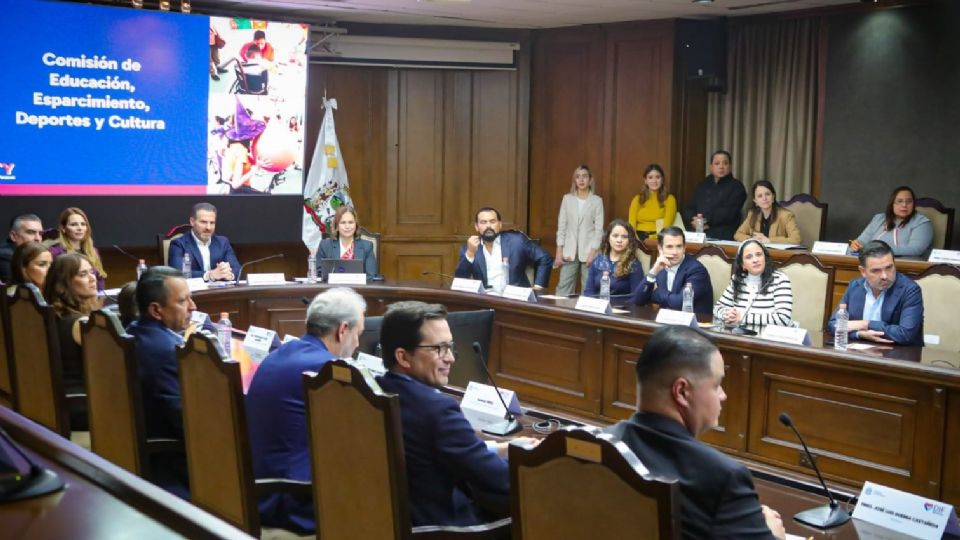 Adrián de la Garza junto a integrantes del comité SIPINNA.