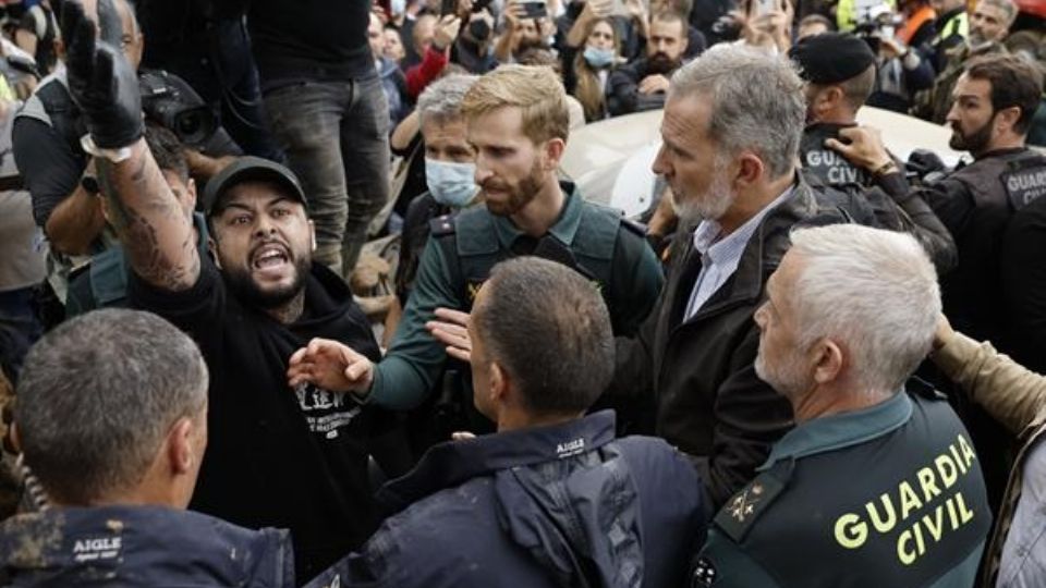 El rey de España, Felipe VI fue increpado por vecino afectados por las inundaciones en Valencia.