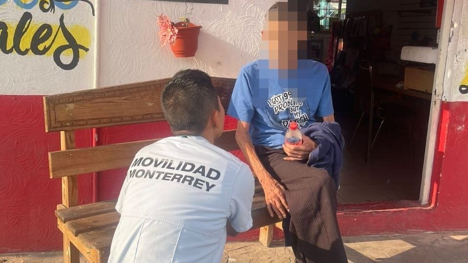 Oficial de tránsito regresa a casa a un adulto mayor que estaba extraviado