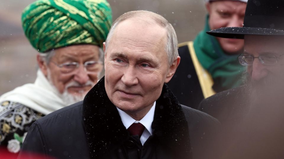 Vladimir Putin conversa con representantes de confesiones religiosas durante una ceremonia de colocación de ofrenda floral en el Monumento a Minin y Pozharsky.