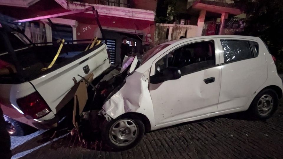 Se queda sin frenos en el cerro y choca: Se reporta un lesionado