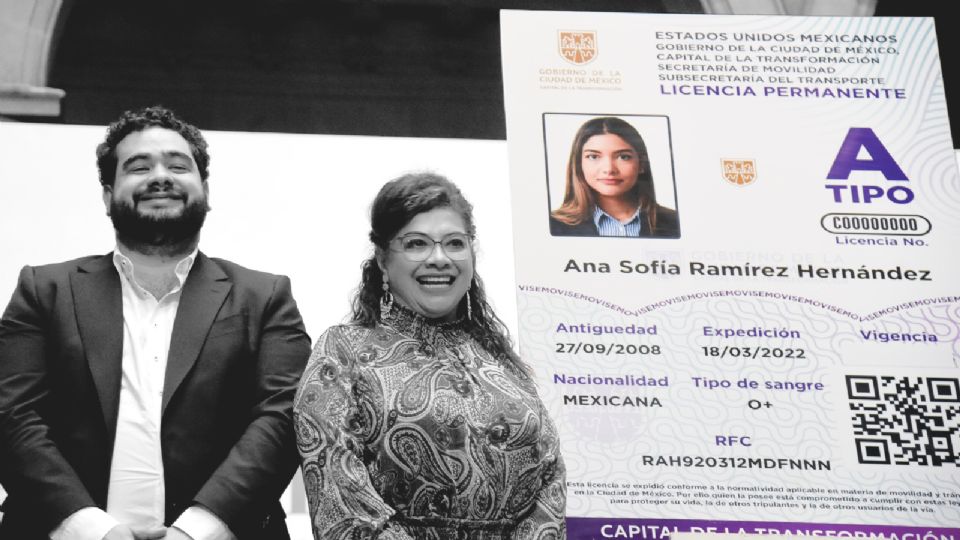 Clara Brugada, jefa de Gobierno de la CDMX, presenta la nueva licencia permanente para conducir.