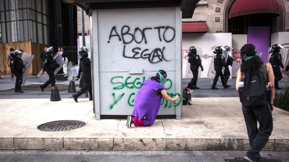 Aprueban despenalización del aborto en congreso CDMX.