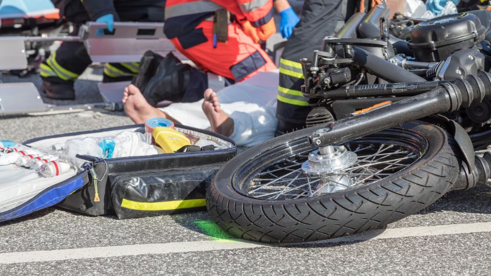 Motociclista muere tras impactarse con 2 camionetas en Santiago