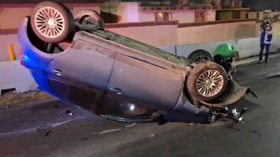 El auto compacto terminó volcado sobre los carriles de circulación de poniente a oriente a la altura de La Llave de Oro.