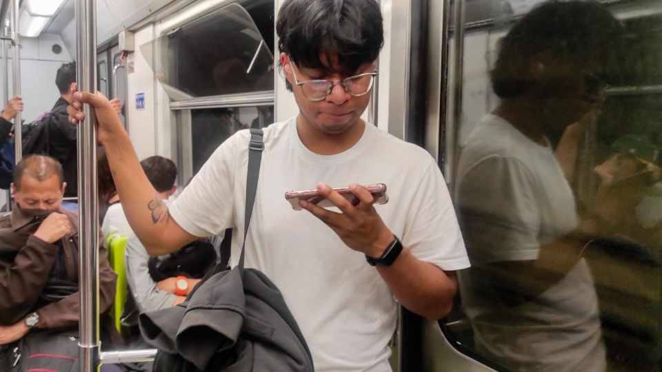 Jóven en el metro de la Ciudad de México.