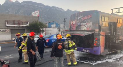 Incendio de camión urbano causa movilización en Santa Catarina, no hay lesionados