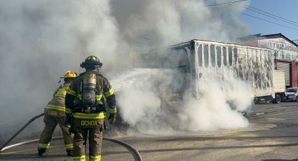 Camión de carga se incendia en colonia Del Norte en Monterrey