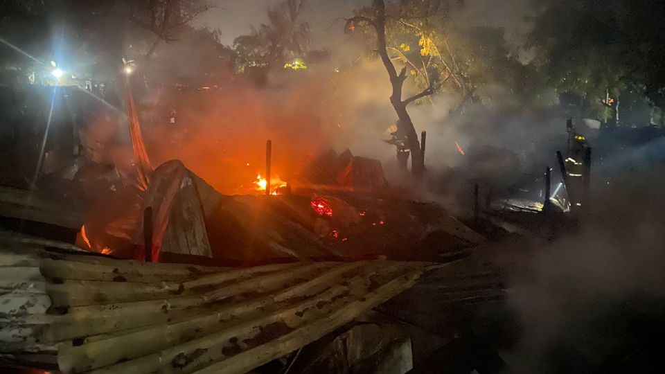 Incendio consume tejabanes en Santa Catarina